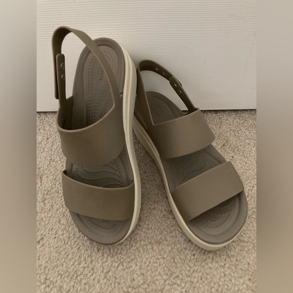 Crocs Brooklyn Low Wedge * Ankle Strap * Khaki/Bone Pre-loved 💚